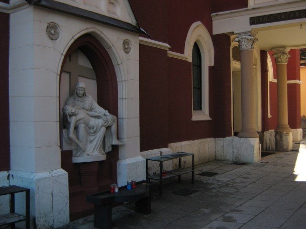 Mjesto paljenja svijeća ispred crkve