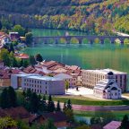 Ko tebe kamenom, ti njega historijskom istinom!