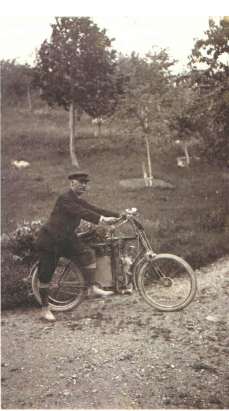 J.Regel sa motornim biciklom